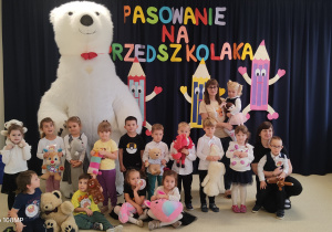 Grupa Zajączki wraz z Misiem