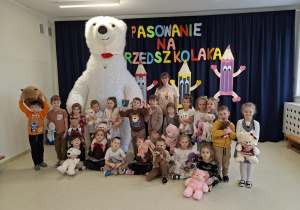 Grupa Wiewiórek wraz z Misiem