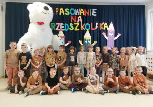 Grupa Misiów wraz z gościem Misiem