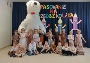 Grupa Motylki wraz z Misiem