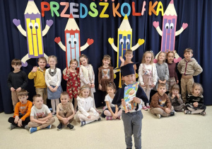 Grupa Wiewiórki na tle napisu Pasowanie na przedszkolaka