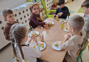 Dzieci podczas poczęstunku