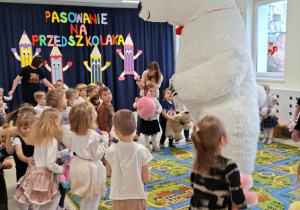 Dzieci podczas zabawy z Misiem