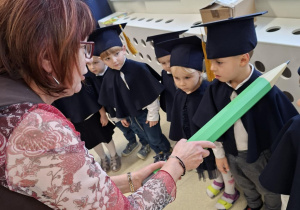Pani Dyrektor pasująca na przedszkolaka