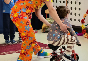 Chłopiec na mini rowerku