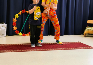 Chłopiec żonglujący talerzami