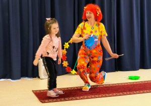 Dziewczynka w ukłonie