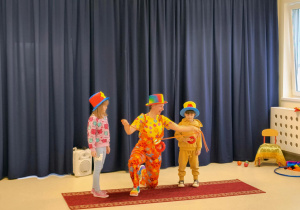 Dzieci w kapeluszach podczas sztuczki cyrkowej