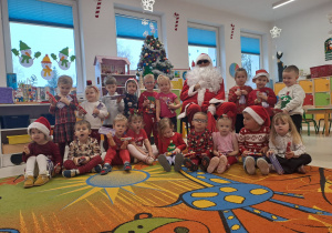 Grupa Sarenki wraz z Mikołajem