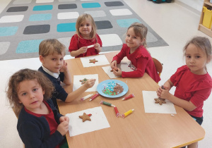 Dzieci podczas ozdabiania pierników