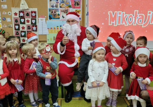 Grupa Myszki wraz z Mikołajem