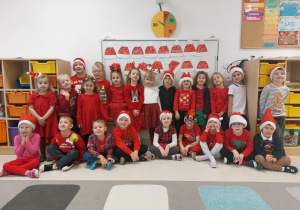 Grupa Motylki w mikołajkowych czapkach