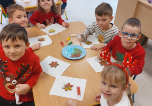 Dzieci podczas ozdabiania pierników