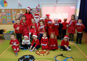 Grupa Kreciki wraz z Mikołajem