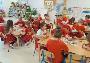 Dzieci podczas ozdabiania pierników