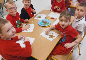 Dzieci podczas ozdabiania pierników