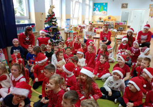 Dzieci podczas śpiewania piosenki