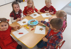 Dzieci podczas ozdabiania pierników