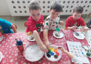 Grupa Motylki podczas ozdabiania bombek