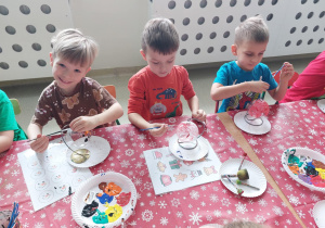 Grupa Motylki podczas ozdabiania bombek