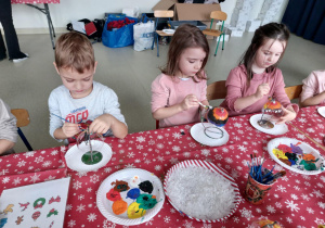 Grupa Motylki podczas ozdabiania bombek