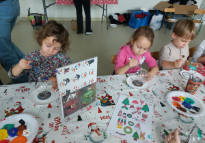 Grupa Motylki podczas ozdabiania bombek