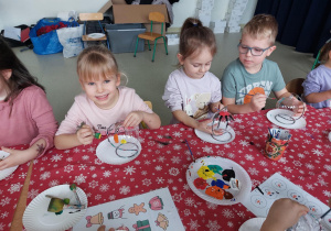 Grupa Motylki podczas ozdabiania bombek