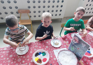 Grupa Motylki podczas ozdabiania bombek