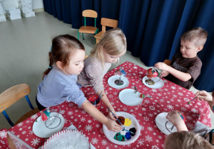 Grupa Motylki podczas ozdabiania bombek