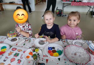 Grupa Motylki podczas ozdabiania bombek