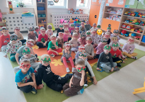 Grupa Motylki słuchająca historii o bombkach