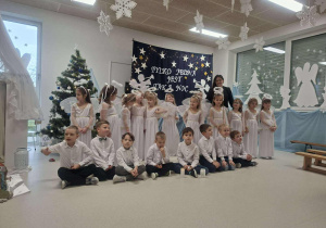 Grupa Jeżyki na tle napisu "Tylko jedna jest taka noc"