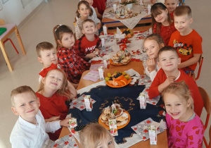 Grupa "Misie" przy stole wigilijnym