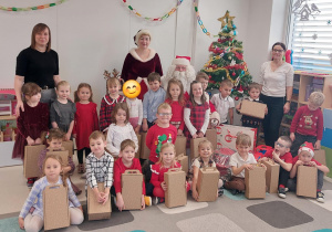 Grupa "Motylki" z prezentami