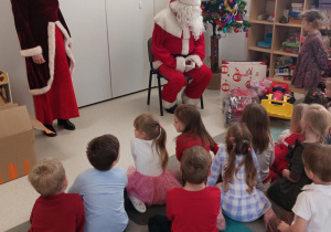 Grupa "Motylki" ze Św, Mikołajem