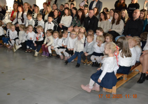 Dzieci oglądające Jasełka