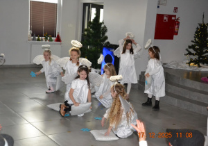 Dziewczynki z grupy Sowy jako aniołki