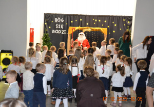 Dzieci w oczekiwaniu na prezenty od Mikołaja