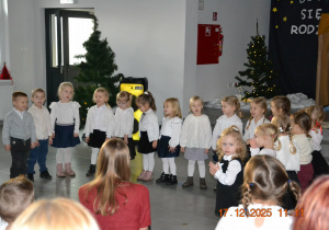 Dzieci z grupy Myszki podczas występu