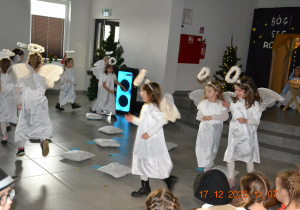 Dziewczynki jako tańczące aniołki