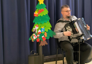 Muzyk grający na akordeonie