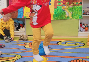 Dzieci idące przez tor przeszkód