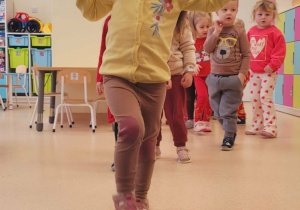 Dzieci idące przez tor przeszkód