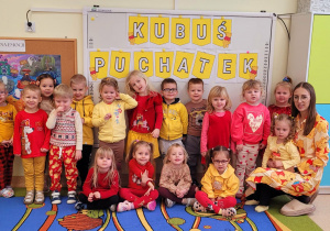 Grupa Myszki na tle napisu Kubuś Puchatek