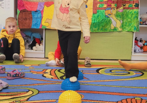 Dzieci idące przez tor przeszkód