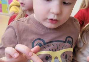 Chłopiec próbujący miód