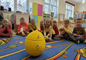 Dzieci siedzące na dywanie