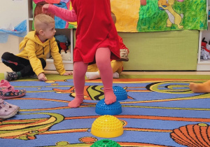 Dzieci idące przez tor przeszkód