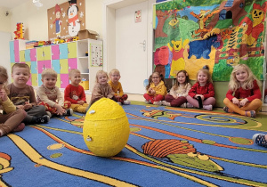 Dzieci siedzące na dywanie