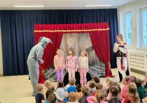 Dziewczynki tańczące na scenie